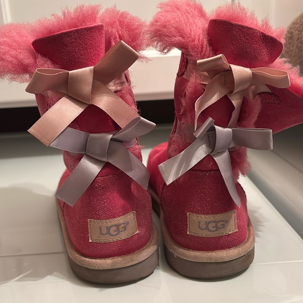 UGG BOOTS SHORT BAILEY BOW PINK AZALEA SUEDE BOOTS SIZE 6 YOUTH GIRLS